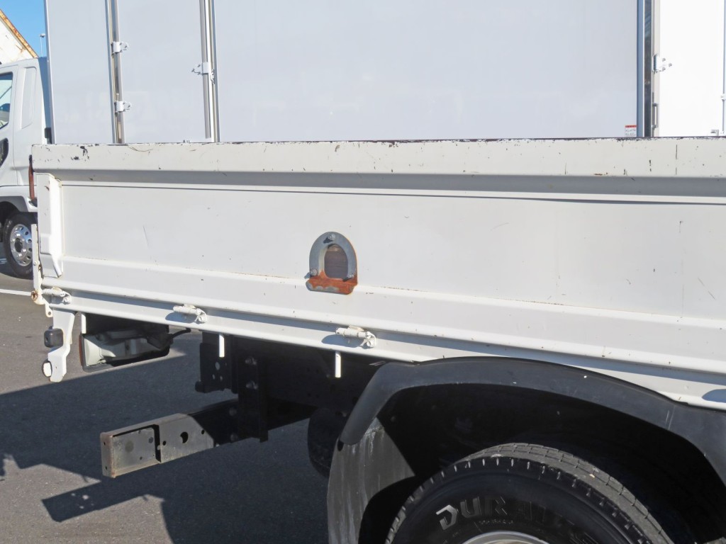 あおり後方に細かいキズ・軽いサビ・上部にスレがあります。|日野 デュトロ TKG-XZU650M(2WD)の写真45