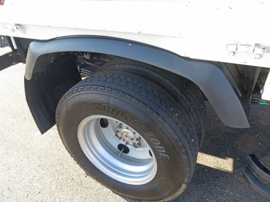 リアフェンダーは樹脂製です。|日野 デュトロ TKG-XZU650M(2WD)の写真47