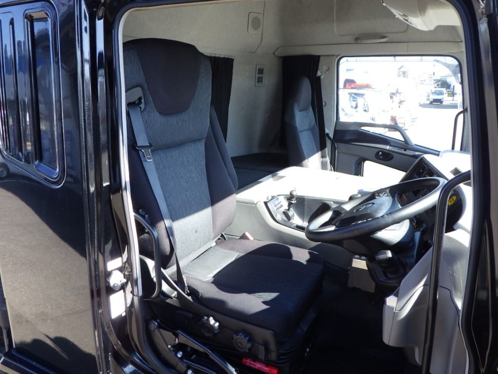 乗車定員は2名です。|三菱 スーパーグレート 2KG-FV70HXの写真6