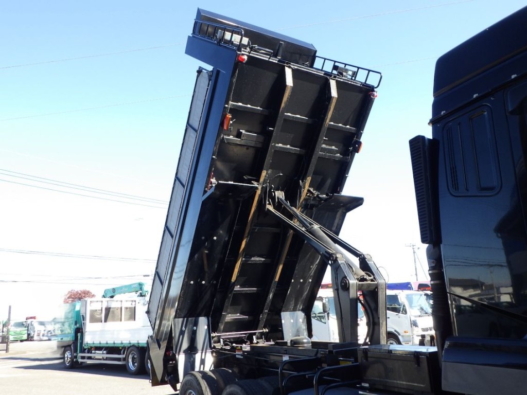 ボディー裏側の状態です。|三菱 スーパーグレート 2KG-FV70HXの写真9