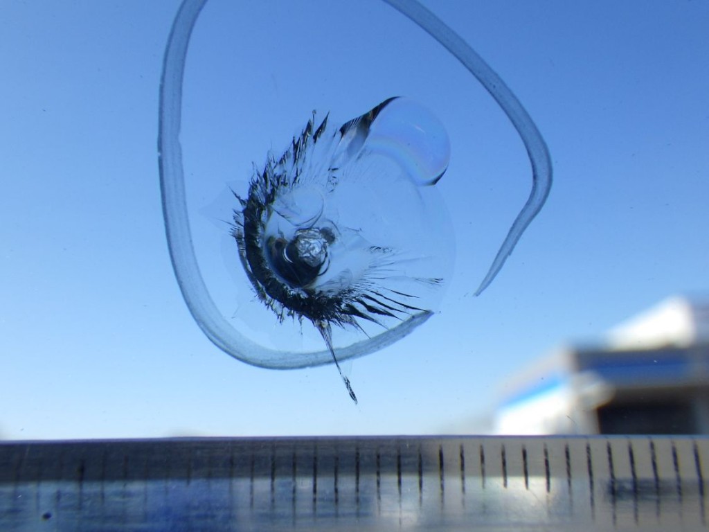 フロントガラスに飛び石キズがあります。|三菱 スーパーグレート 2KG-FV70HXの写真14