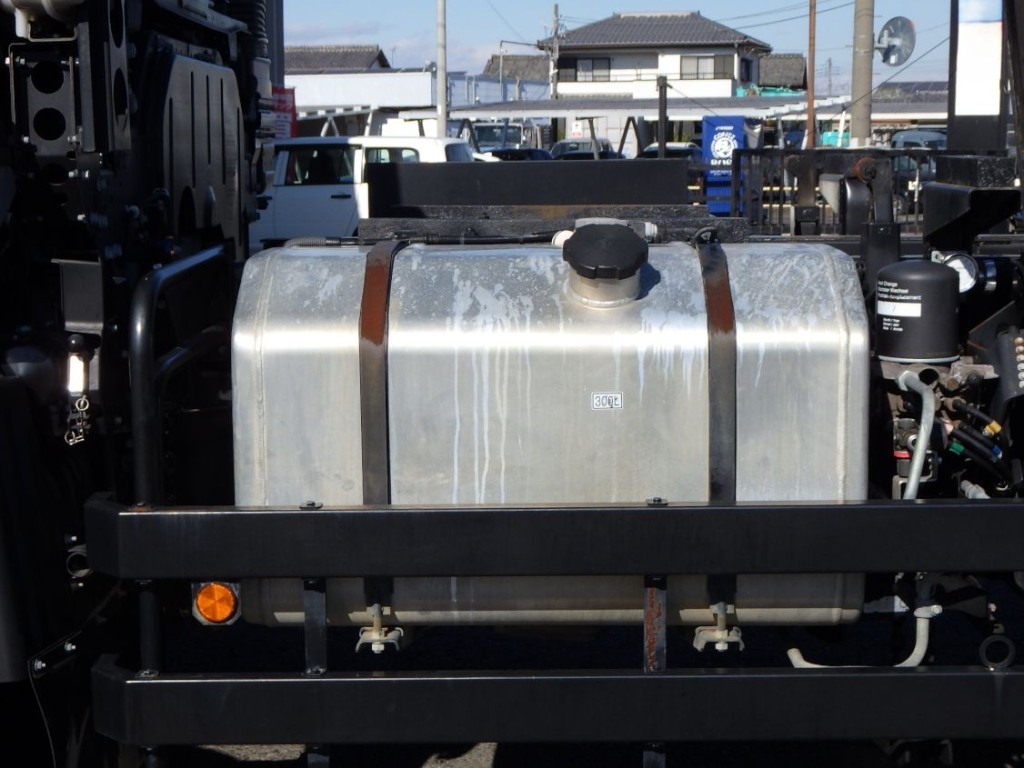 燃料タンクは300Lです。|三菱 スーパーグレート 2KG-FV70HXの写真15