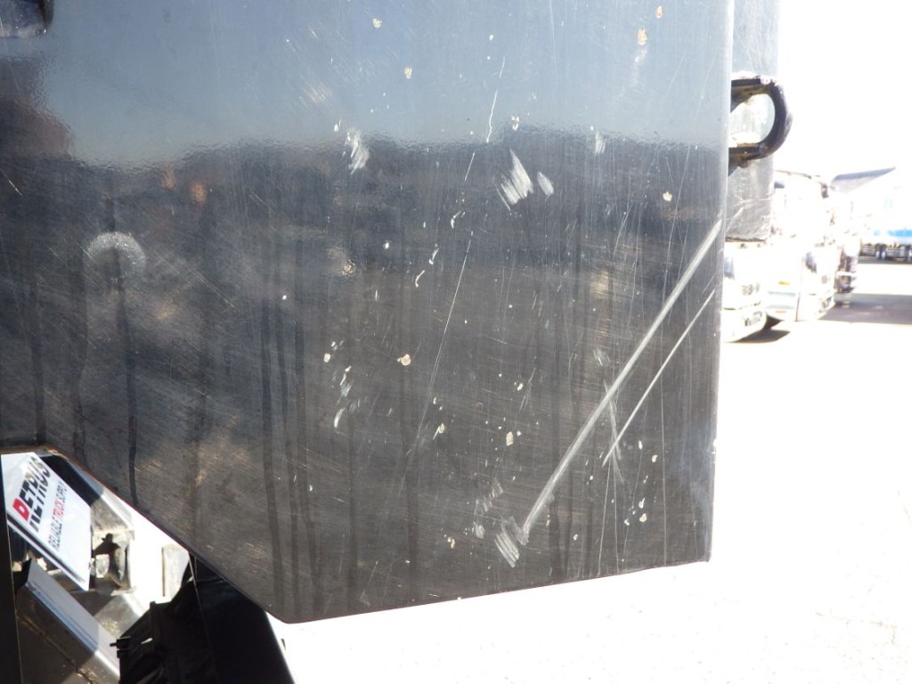 ボディー後方の両サイドにキズがあります。|三菱 スーパーグレート 2KG-FV70HXの写真25