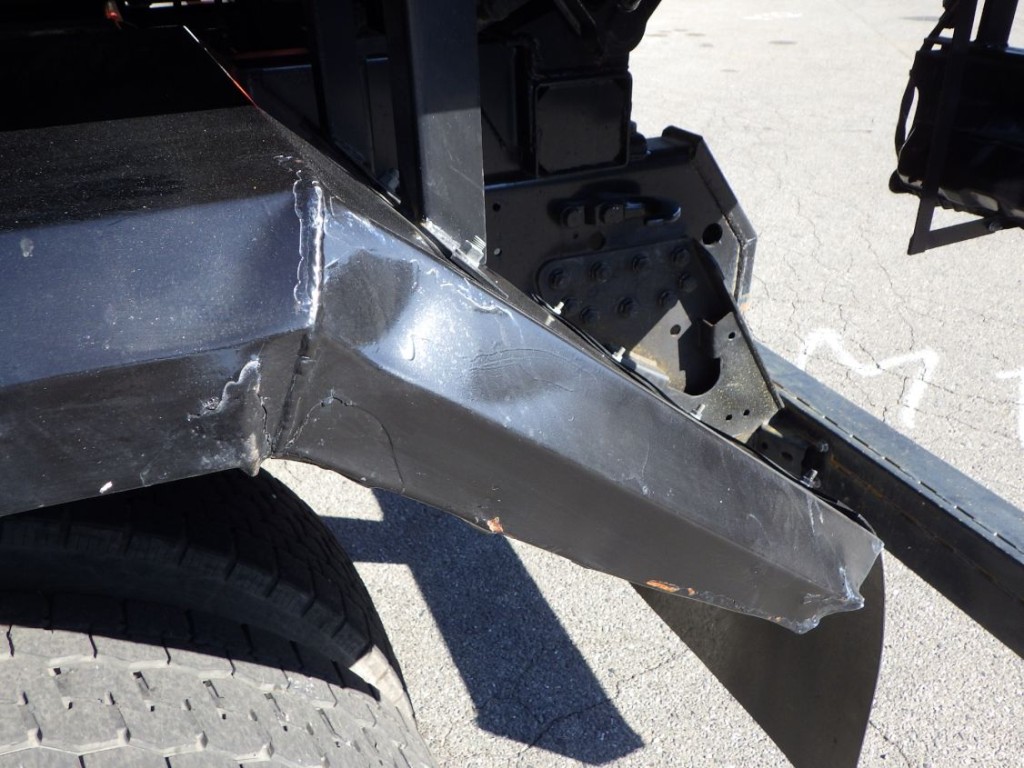 助手席側リヤフェンダーにキズ・ヘコミ・塗装跡があります。|三菱 スーパーグレート 2KG-FV70HXの写真26