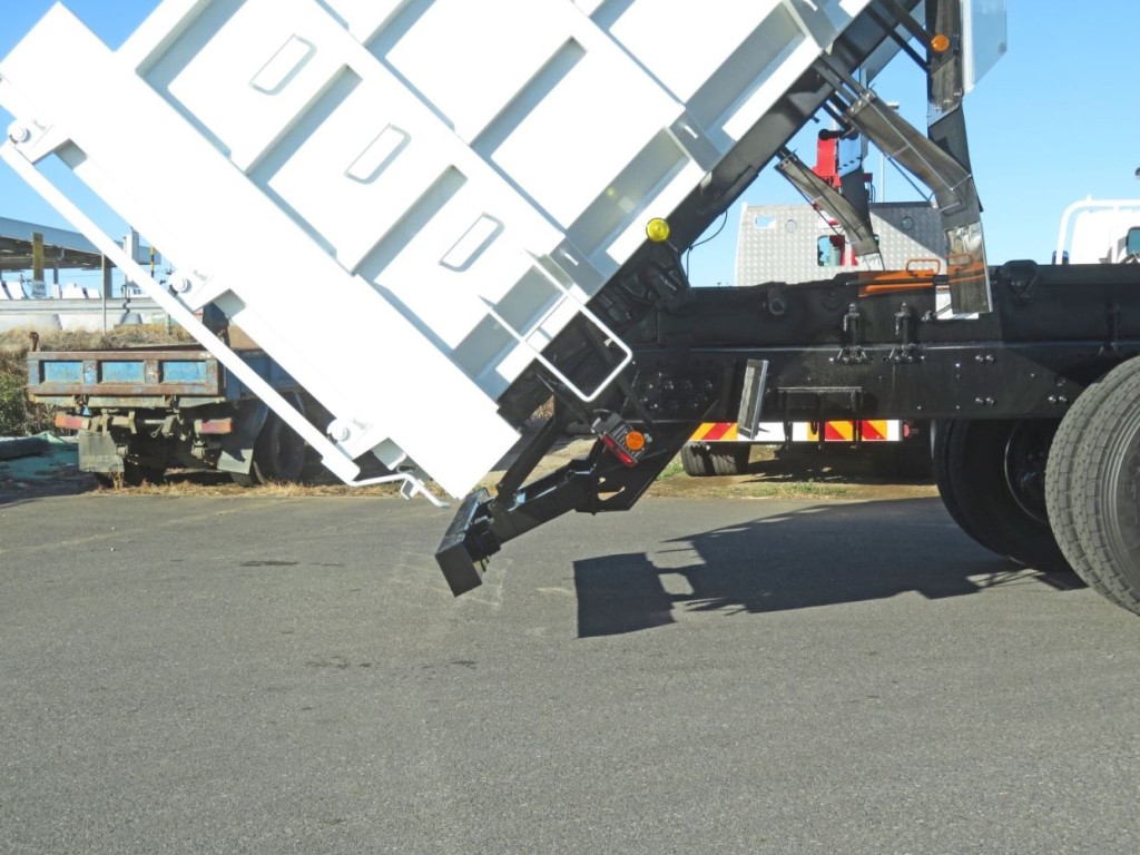 リアバンパーは可倒式です。|三菱 スーパーグレート 2PG-FV80HZの写真12