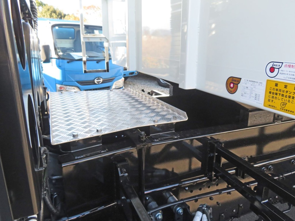 踊り場付きです。|三菱 スーパーグレート 2PG-FV80HZの写真15