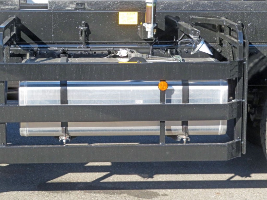 燃料タンクは300Lです。(アルミ製です)|三菱 スーパーグレート 2PG-FV80HZの写真24