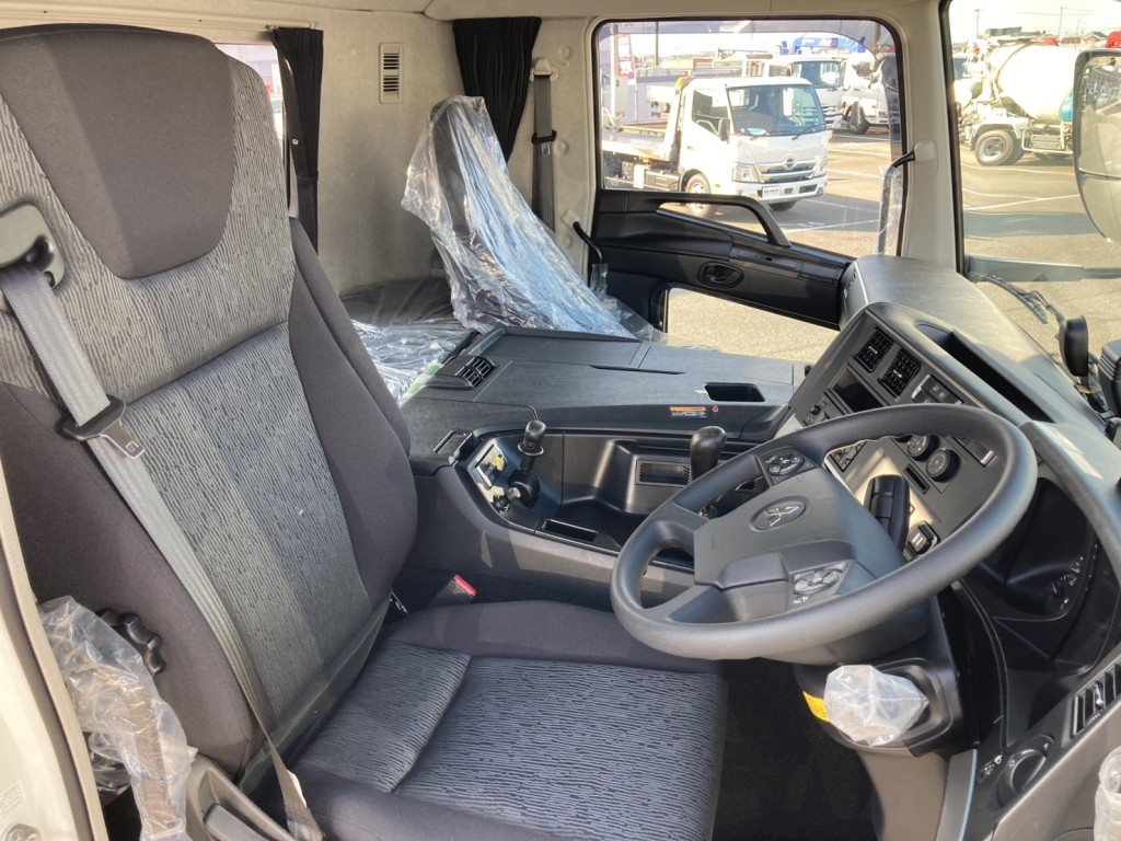 車内です。|三菱 スーパーグレート 2KG-FS70HZの写真8