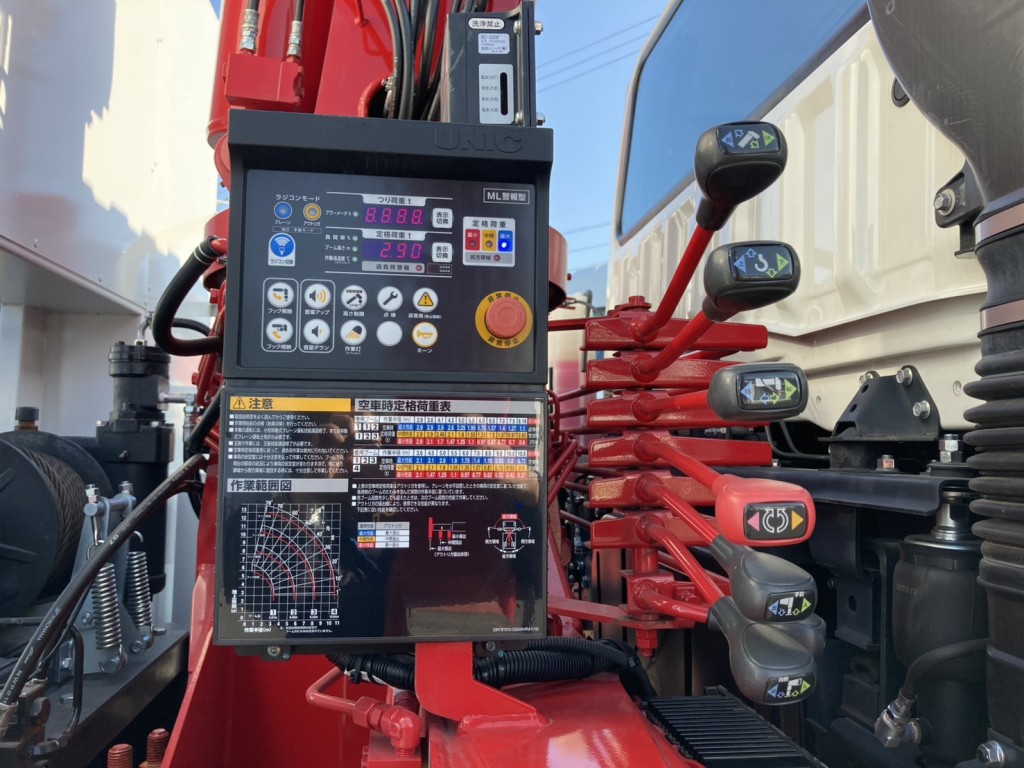 クレーンの表示機と操作レバーの状態です。|三菱 スーパーグレート 2KG-FS70HZの写真21
