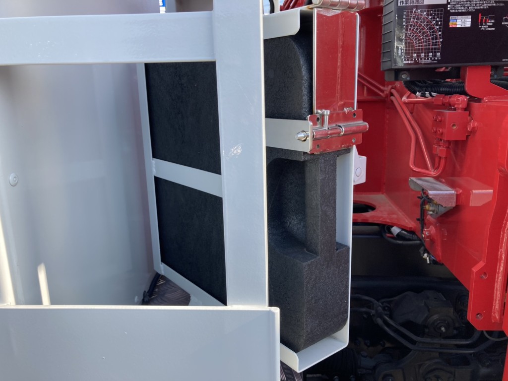 アウトリガーベースの収納です。|三菱 スーパーグレート 2KG-FS70HZの写真48