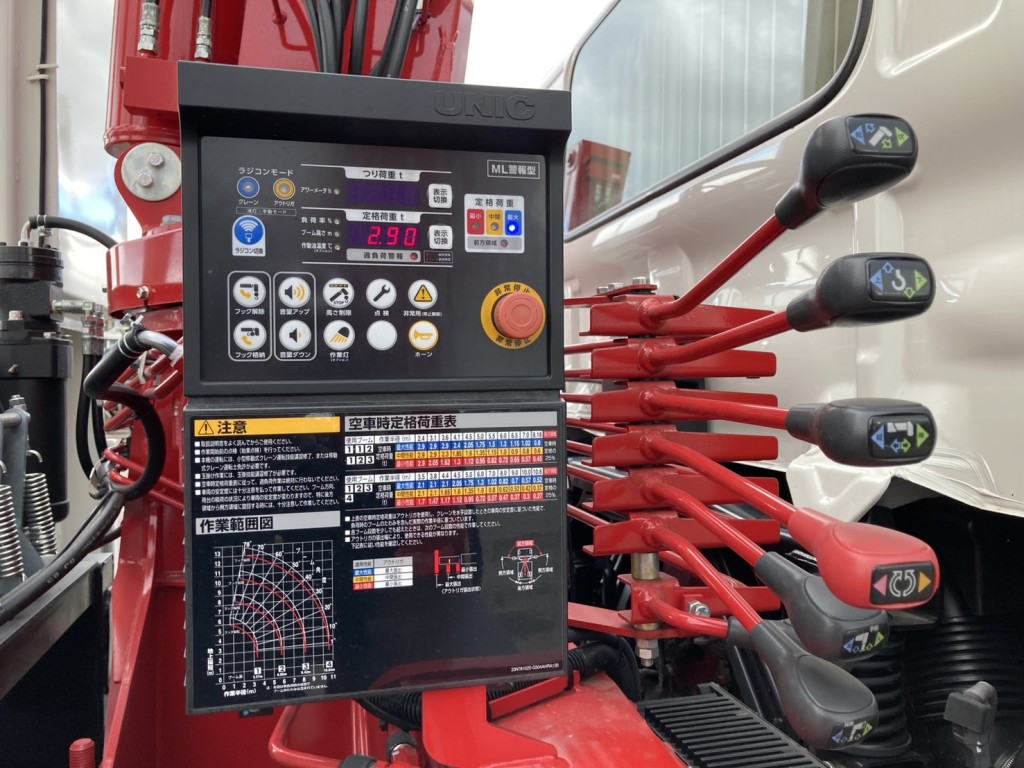 クレーンの表示機と操作レバーの状態です。|日野 レンジャー 2DG-GK2ABAの写真21