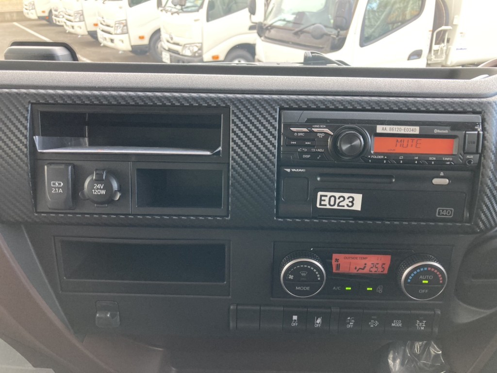 インパネ周りです。|日野 レンジャー 2DG-GK2ABAの写真43