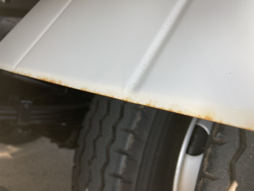 リアフェンダーの裾に置きサビが有ります。|いすゞ フォワード 2RG-FRR90S3(2WD)の写真34