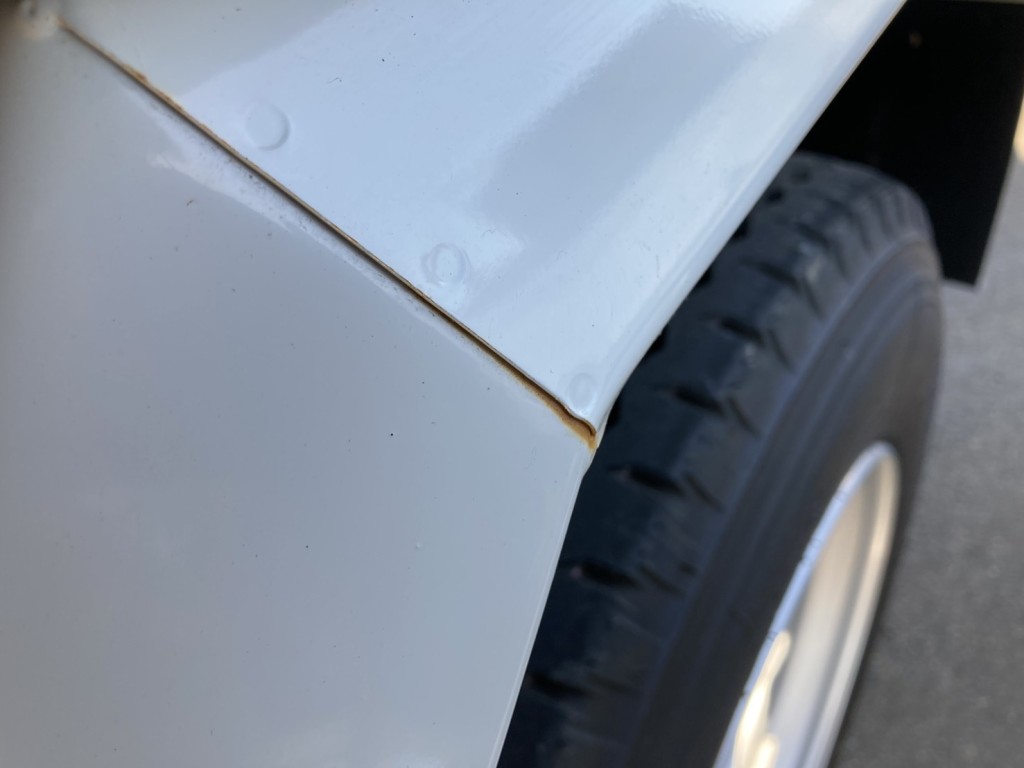 リアフェンダーの継ぎ目に置きサビが有ります。|いすゞ フォワード 2RG-FRR90S3(2WD)の写真35
