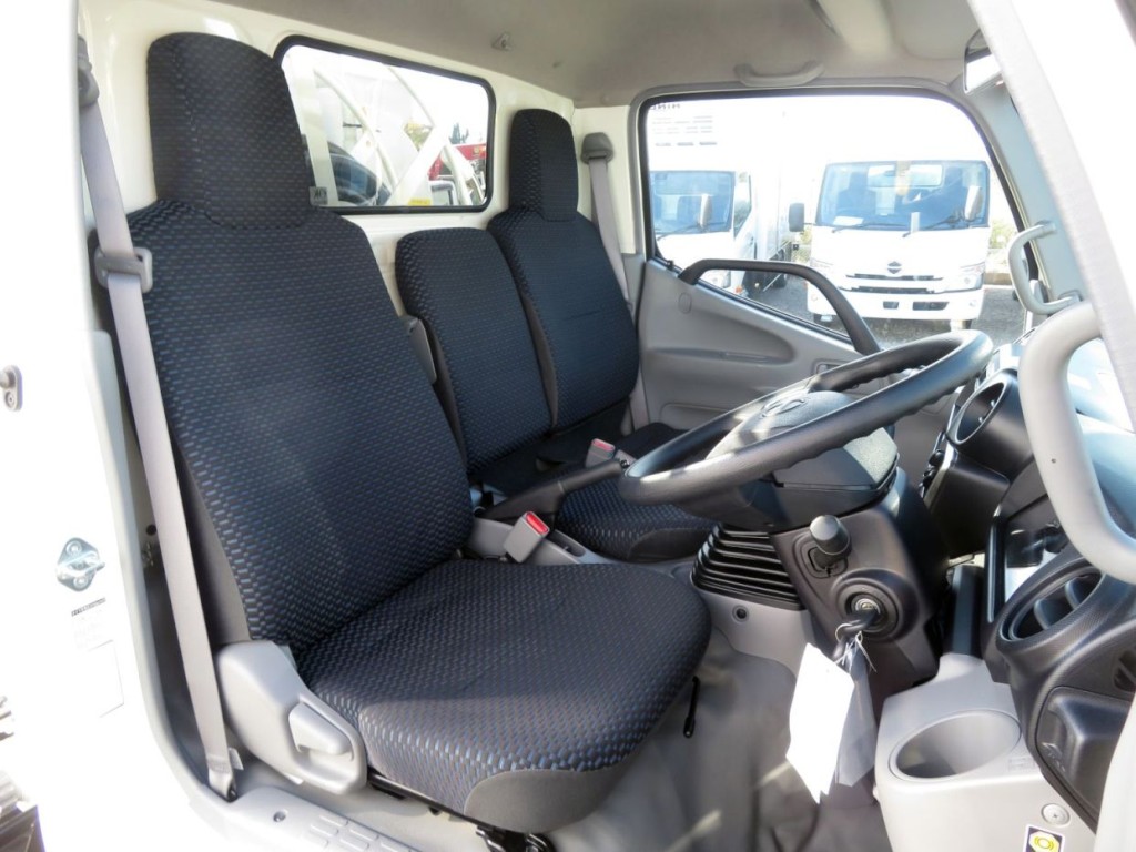 乗車定員は3名です。|日野 デュトロ 2KG-XZU600E(2WD)の写真6