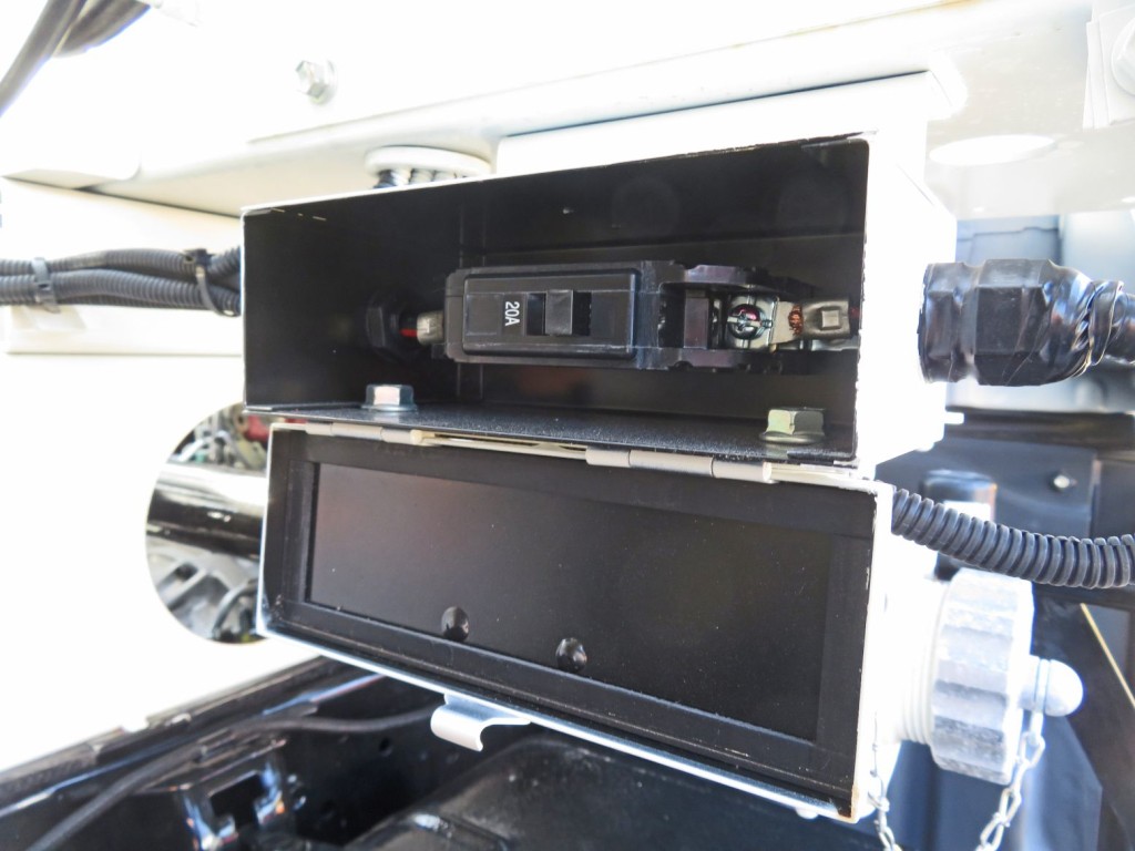 ブレーカー付きです。|日野 デュトロ 2KG-XZU600E(2WD)の写真26