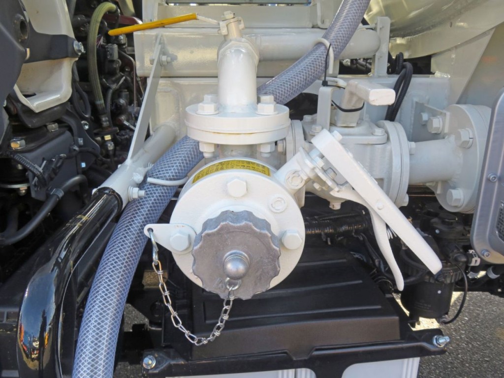 配管の状態です。|日野 デュトロ 2KG-XZU600E(2WD)の写真29