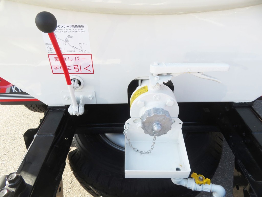 配管・緊急レバーの状態です。|日野 デュトロ 2KG-XZU600E(2WD)の写真34