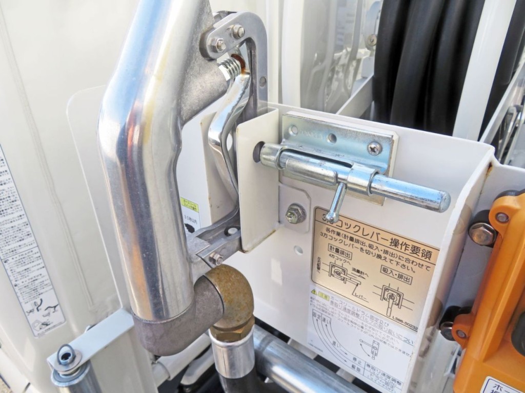 給油先端部に少し置きサビがあります。|日野 デュトロ 2KG-XZU600E(2WD)の写真38