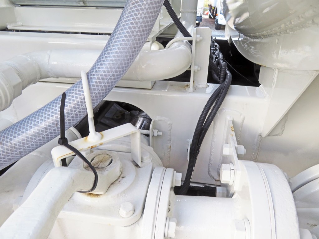 配管上部に少し置きサビがあります。|日野 デュトロ 2KG-XZU600E(2WD)の写真39