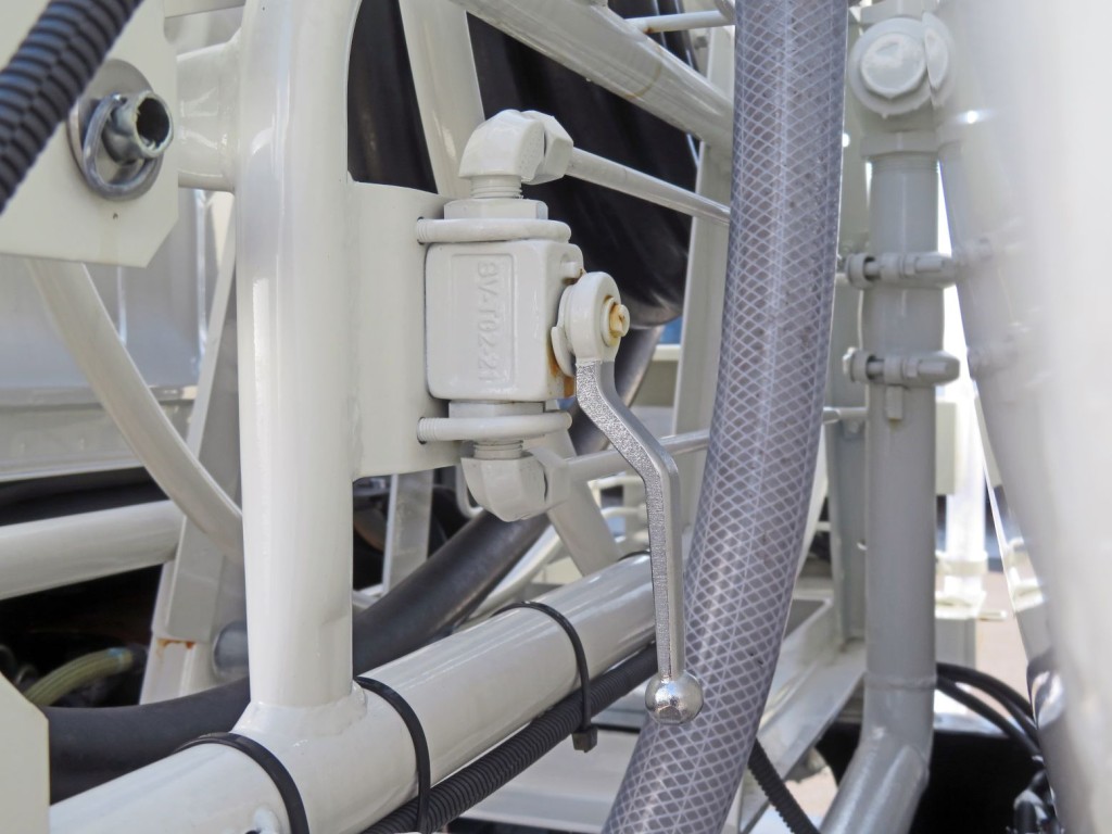 配管上部に少し置きサビがあります。|日野 デュトロ 2KG-XZU600E(2WD)の写真40