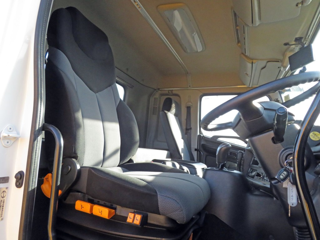 運転席座面にヘタリがあります。|日野 プロフィア QDG-SS1EKDAの写真6