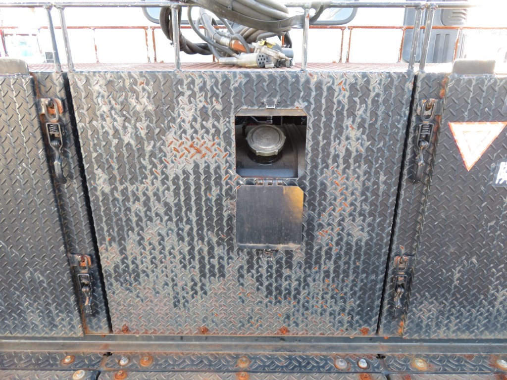 踊り場に燃料タンク(200L)が追加されています。|日野 プロフィア QDG-SS1EKDAの写真10