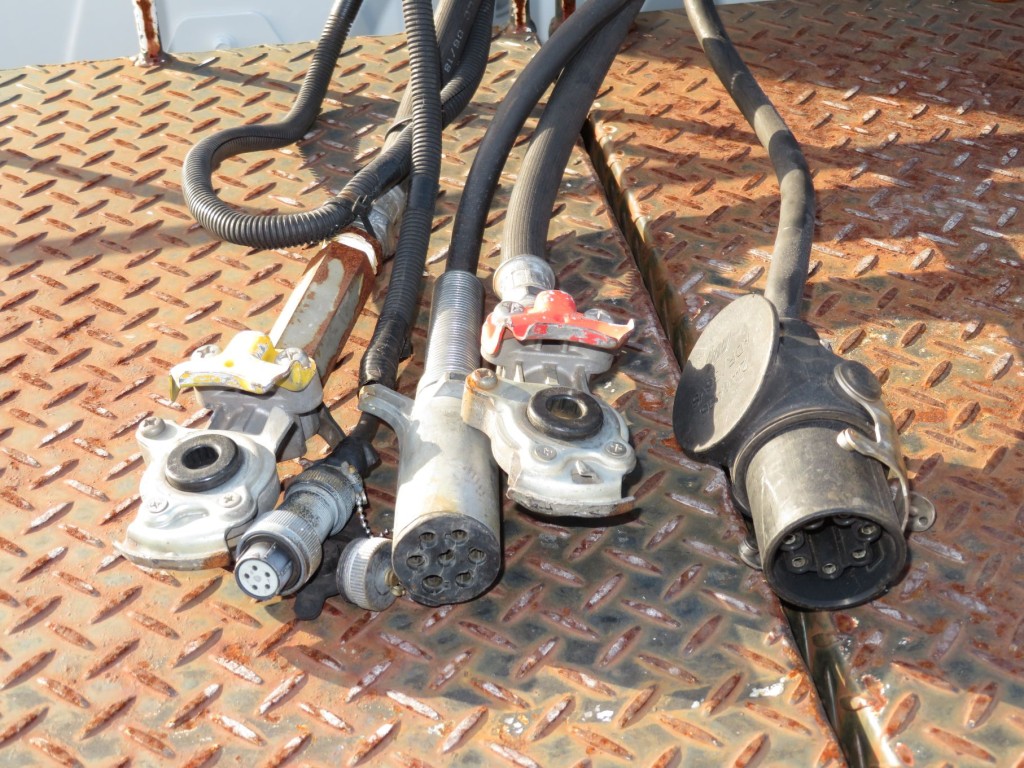 接続コネクターです。|日野 プロフィア QDG-SS1EKDAの写真11