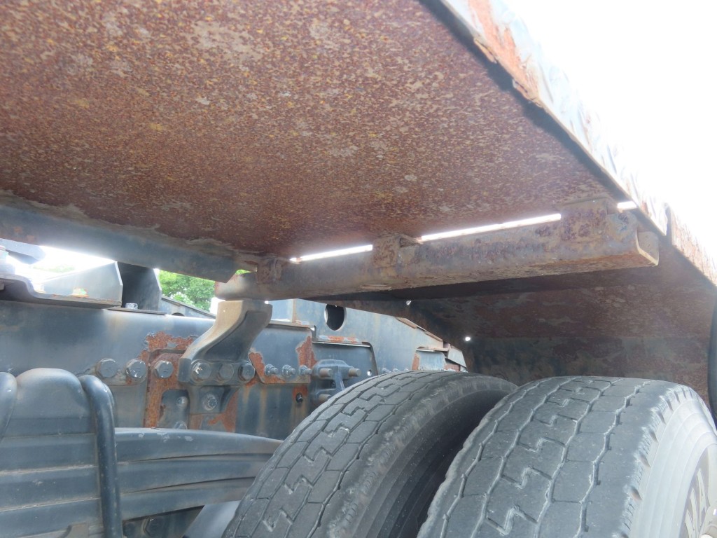 リアフェンダー裏面全体にサビがあります。|日野 プロフィア QDG-SS1EKDAの写真15