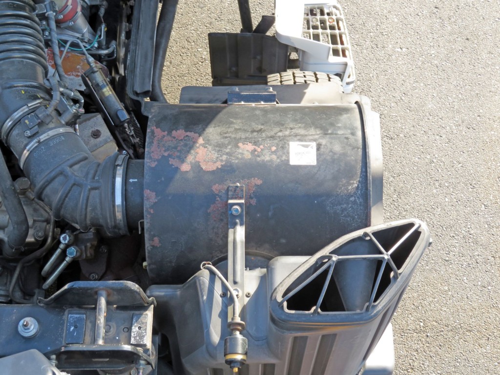 エアクリーナーボックスにサビがあります。|日野 プロフィア QDG-SS1EKDAの写真32