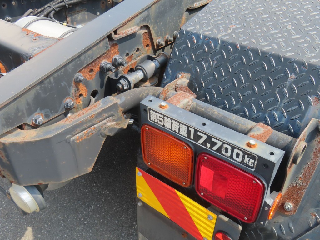 テールランプステーにサビがあります。|日野 プロフィア QDG-SS1EKDAの写真38