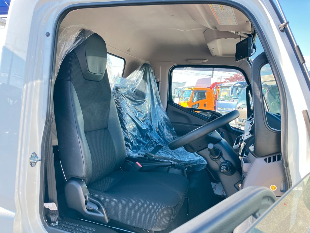 乗車定員は3名です。|三菱 キャンター 2PG-FEB80(2WD)の写真5