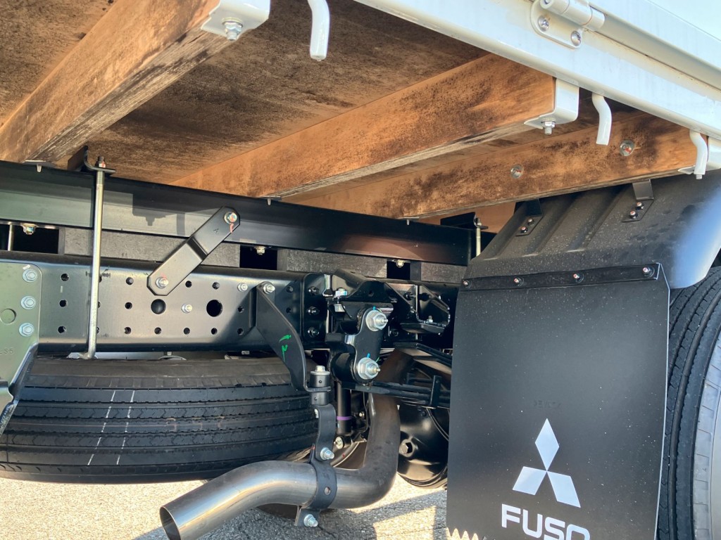 シャシとネタの状態です。縦ネタは鉄・横ネタは木製です|三菱 キャンター 2PG-FEB80(2WD)の写真6