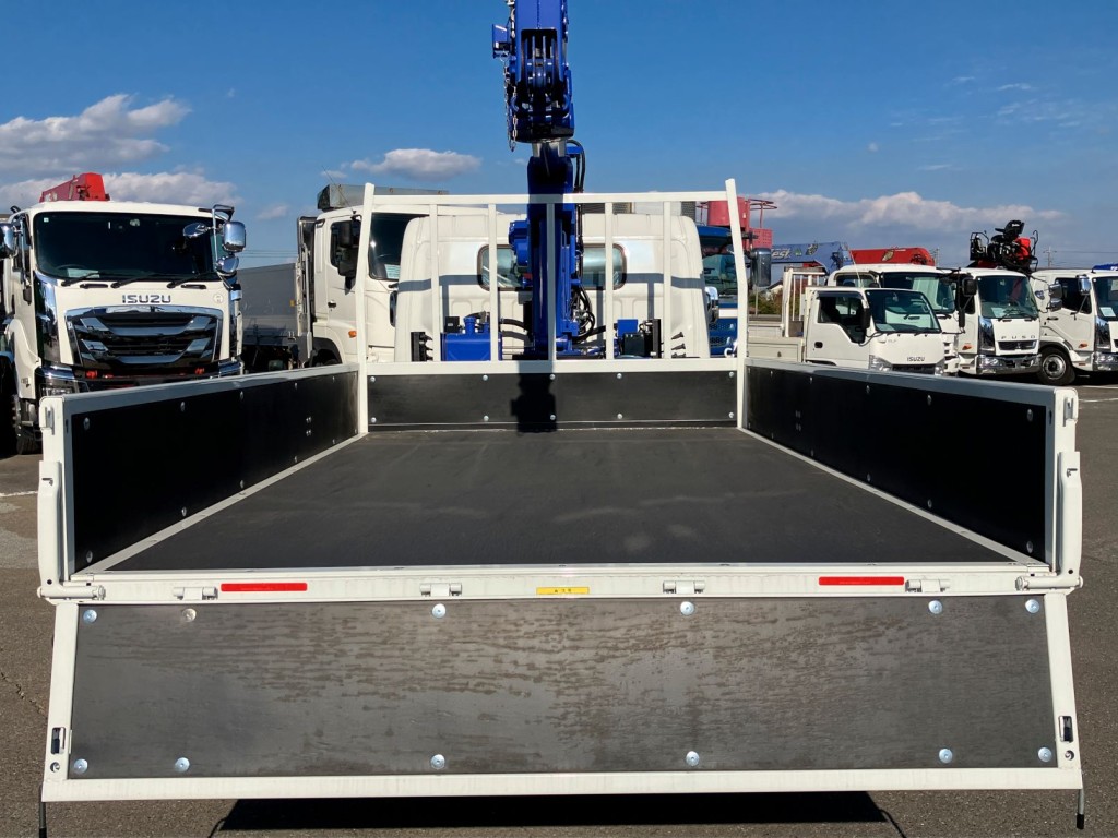 床は板張りです。|三菱 キャンター 2PG-FEB80(2WD)の写真9