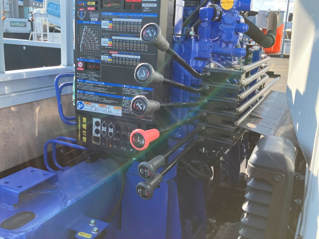 クレーンの操作レバーの状態です。|三菱 キャンター 2PG-FEB80(2WD)の写真13