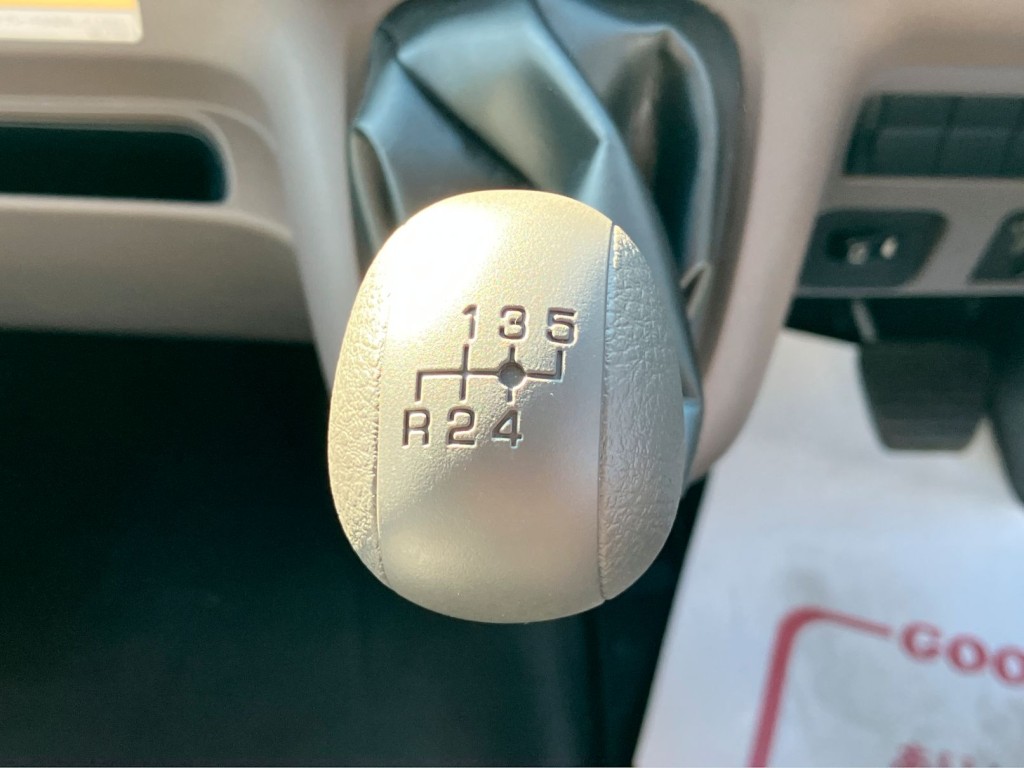 5速マニュアルです。|三菱 キャンター 2PG-FEB80(2WD)の写真23