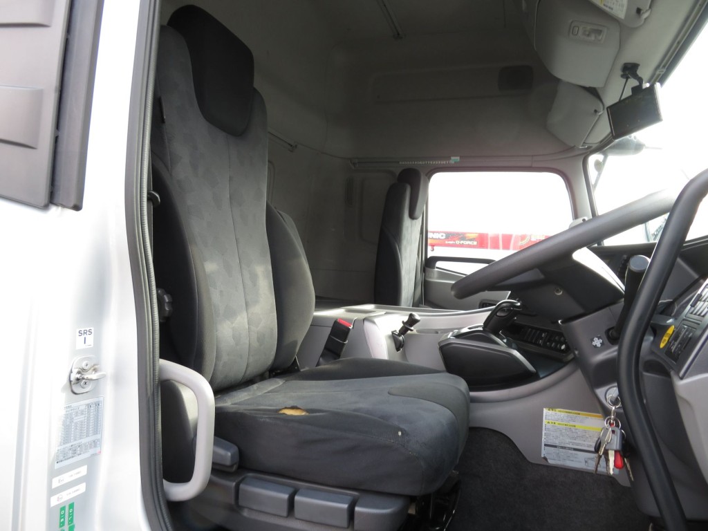 運転席座面にヘタリ・破れがあります。|UDトラックス クオン 2PG-CG5CAの写真6