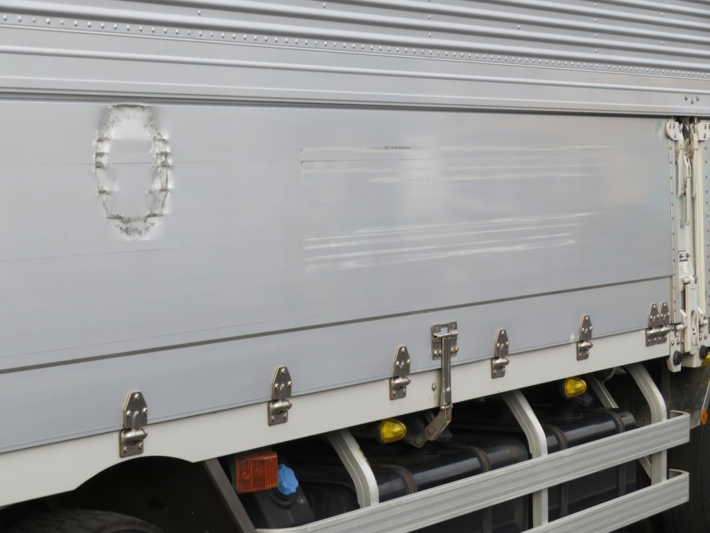 助手席側あおりにキズ・ヘコミがあります。|UDトラックス クオン 2PG-CG5CAの写真13