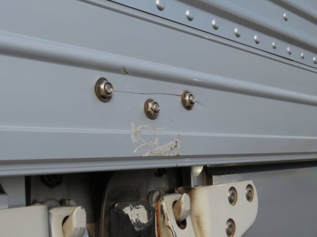 助手席側ウイングロック受け部の取り付け面にヒビが入っています。|UDトラックス クオン 2PG-CG5CAの写真14