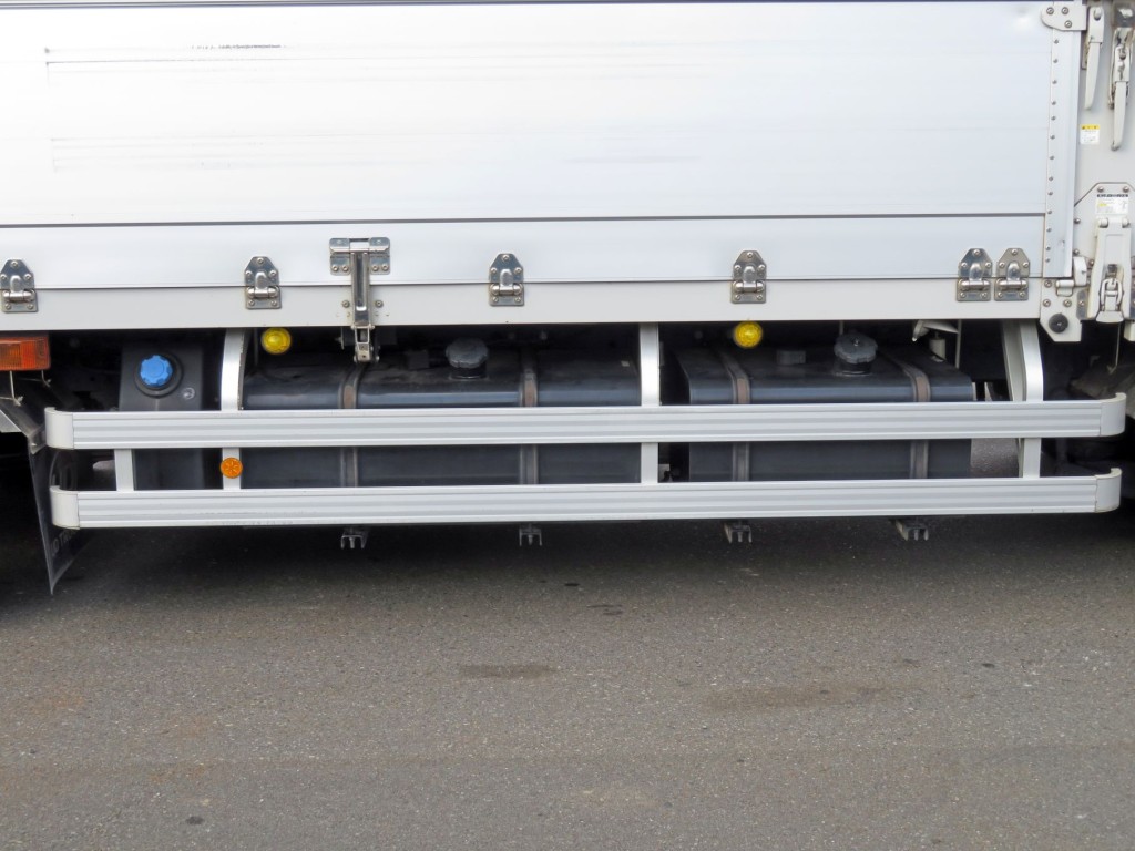 燃料タンクは300Lと200Lが付いています。|UDトラックス クオン 2PG-CG5CAの写真18