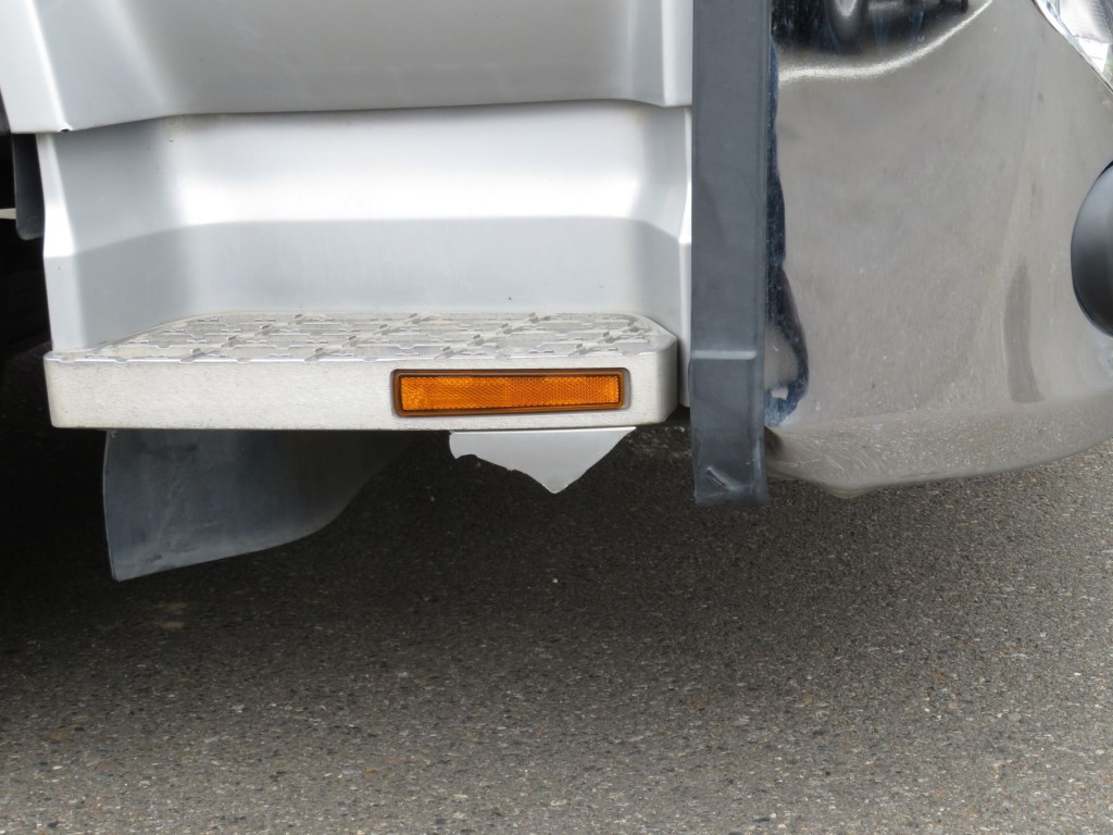 運転席側ステップ下カバーに割れがあります。|UDトラックス クオン 2PG-CG5CAの写真30