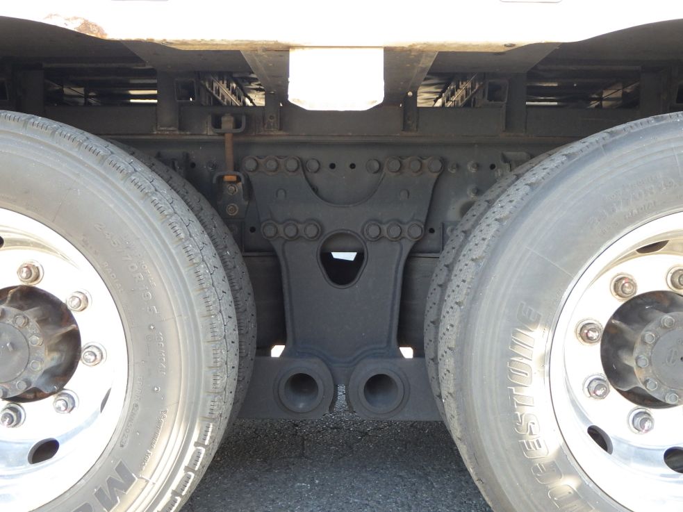 タイヤ間の状態です。（エアサスです）|日野 プロフィア 2DG-FW1AHGの写真5