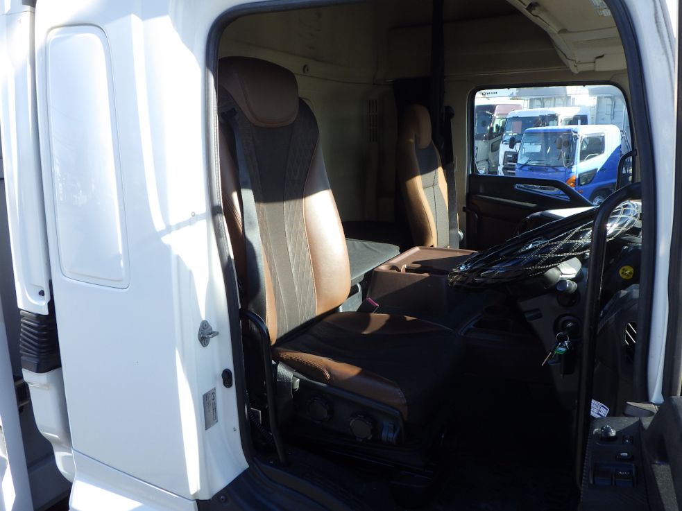 乗車定員は２名です。|日野 プロフィア 2DG-FW1AHGの写真6
