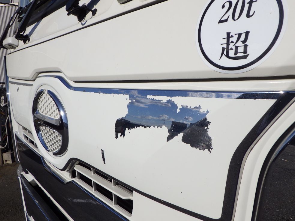 フロントパネルに塗装の剝がれがあります。|日野 プロフィア 2DG-FW1AHGの写真25