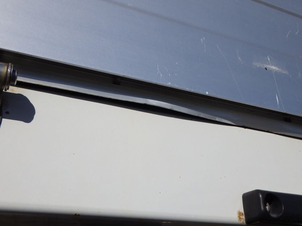 助手席側アオリ下側に曲がりがあります。|日野 プロフィア 2DG-FW1AHGの写真27