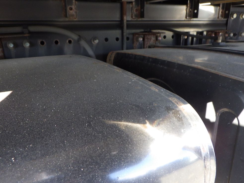 燃料タンクにサビがあります。|日野 プロフィア 2DG-FW1AHGの写真30