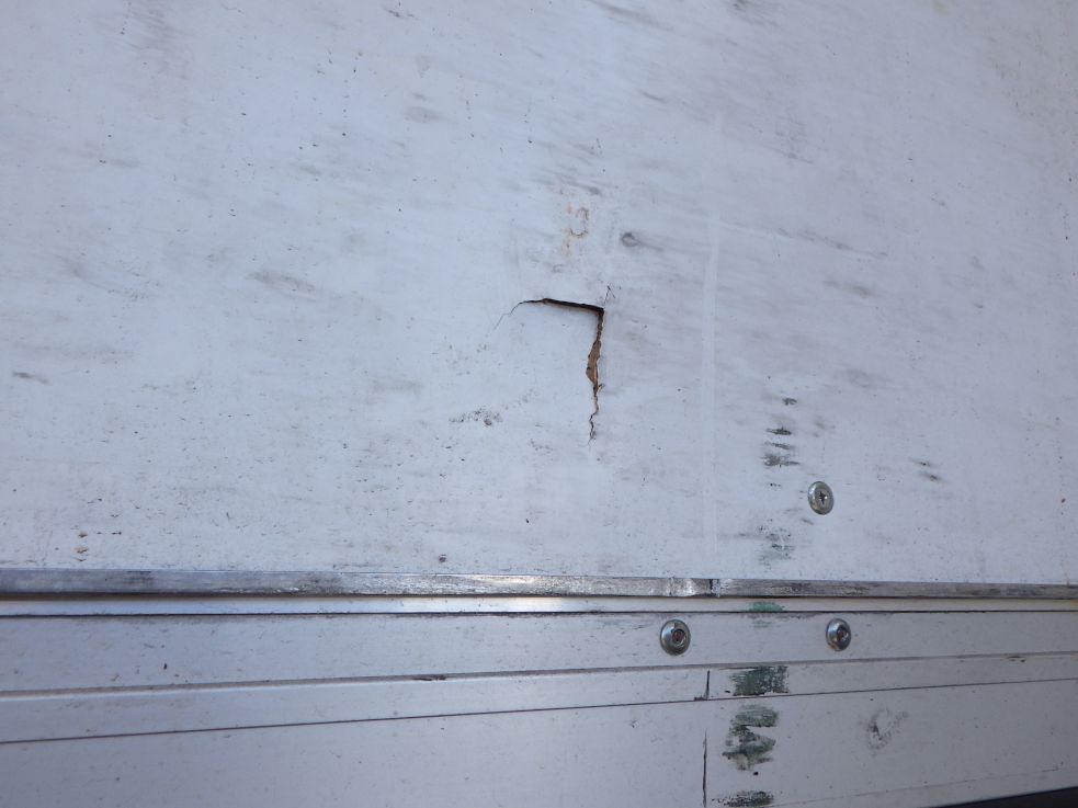 荷台ベニヤ板にキズ・割れがあります。|日野 プロフィア 2DG-FW1AHGの写真32