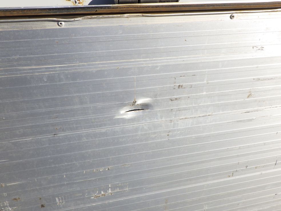 アオリ内側にキズ・ヘコミ・割れがあります。|日野 プロフィア 2DG-FW1AHGの写真33