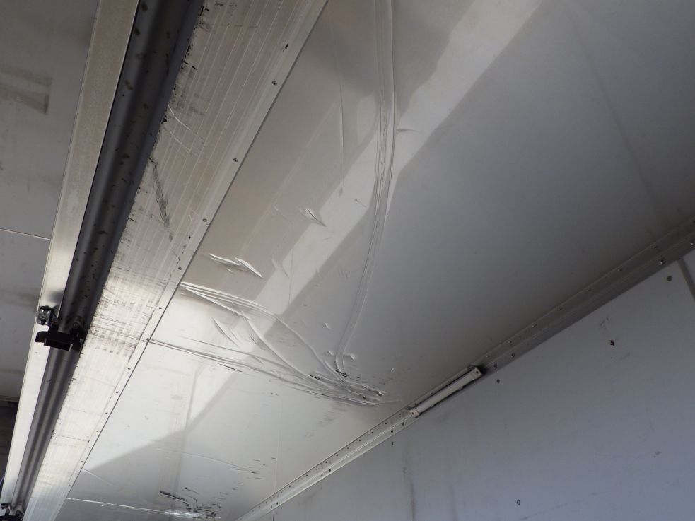 荷台天井にキズ・ヘコミがあります。|日野 プロフィア 2DG-FW1AHGの写真36