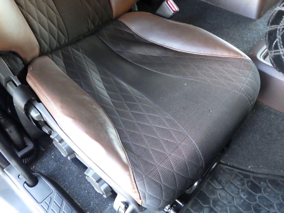 運転席座面にヘタリがあります。|日野 プロフィア 2DG-FW1AHGの写真40